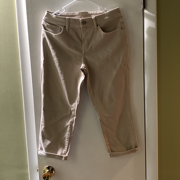 Crop pants. - Picture 2 of 4
